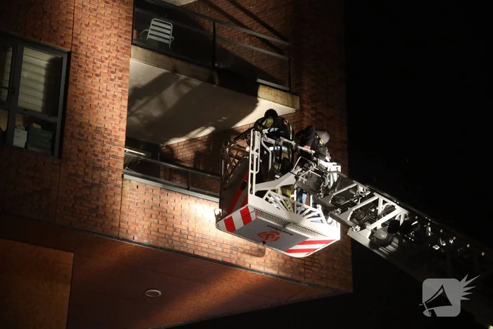 Brandweer helpt mevrouw na buitensluiting uit woning