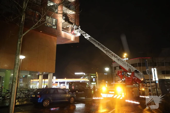 Brandweer helpt mevrouw na buitensluiting uit woning