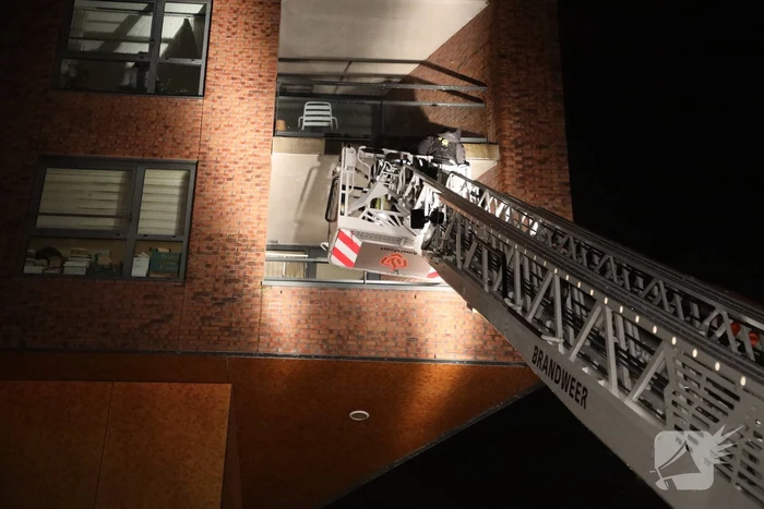 Brandweer helpt mevrouw na buitensluiting uit woning