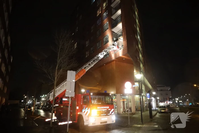 Brandweer helpt mevrouw na buitensluiting uit woning