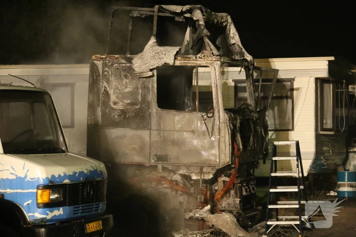 Vrachtwagencabine verwoest door brand