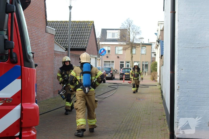 Brand naast schuur in brandgang