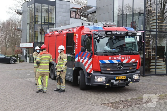 Dakpaneel kantoorpand laat los door storm