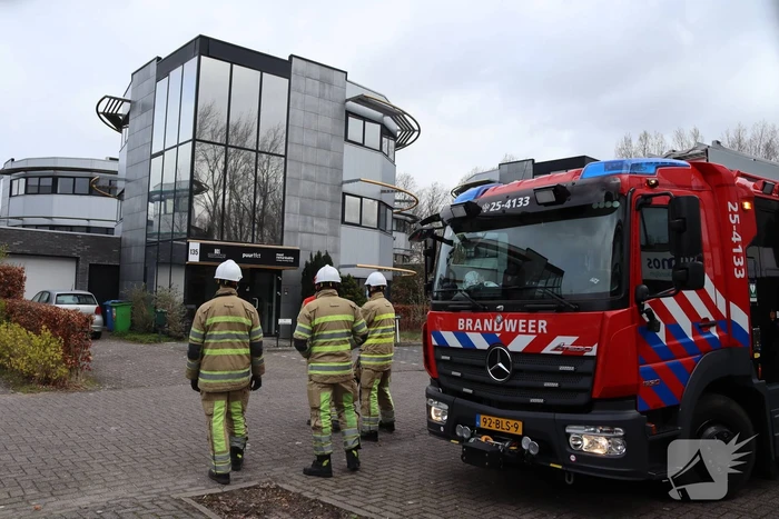 Dakpaneel kantoorpand laat los door storm