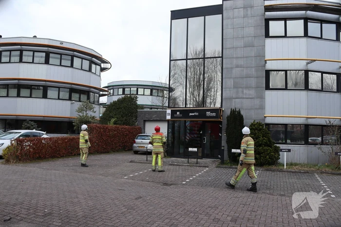 Dakpaneel kantoorpand laat los door storm