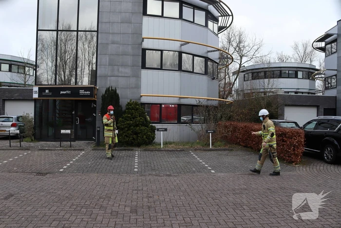 Dakpaneel kantoorpand laat los door storm