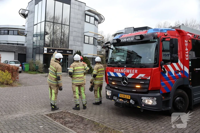 Dakpaneel kantoorpand laat los door storm