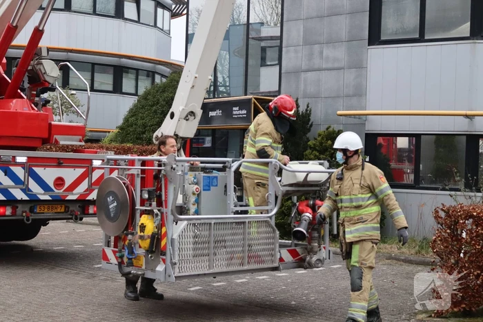Dakpaneel kantoorpand laat los door storm