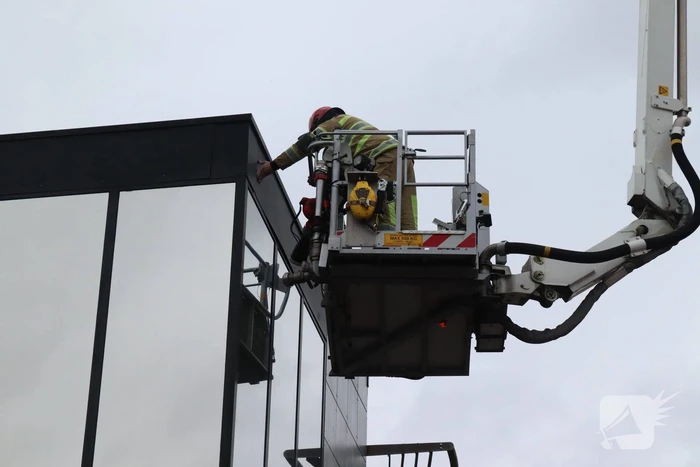 Dakpaneel kantoorpand laat los door storm