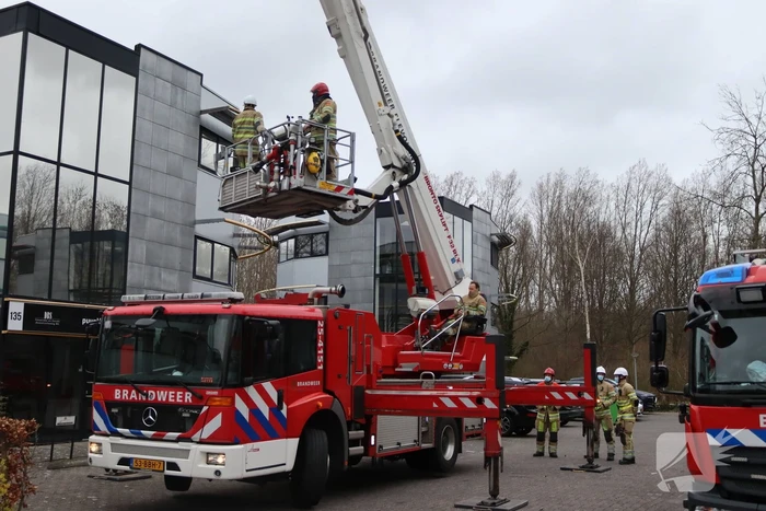 Dakpaneel kantoorpand laat los door storm