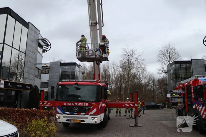 Dakpaneel kantoorpand laat los door storm