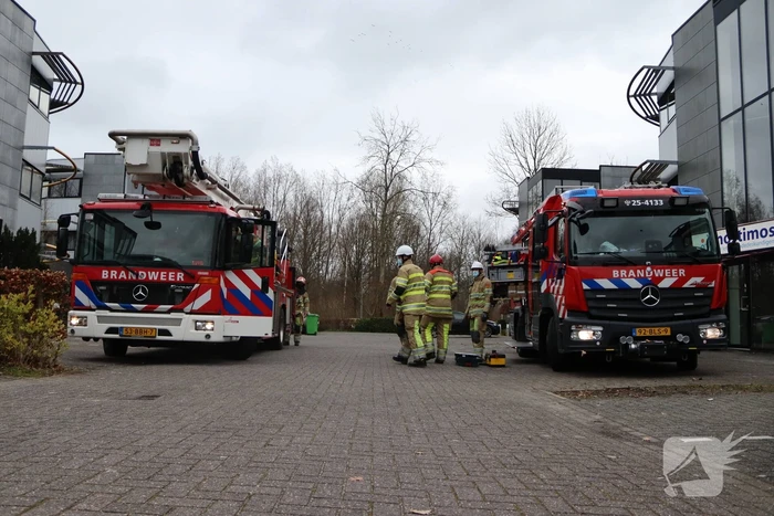 Dakpaneel kantoorpand laat los door storm
