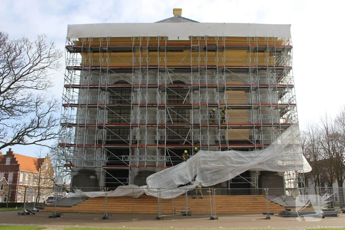 Bouwzeil Grote Kerk waaien weg