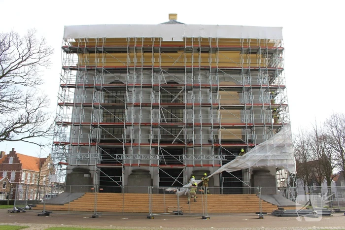 Bouwzeil Grote Kerk waaien weg