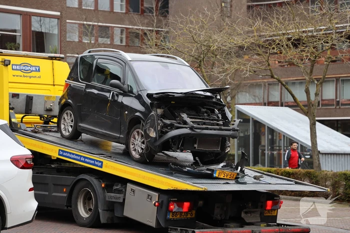 Auto botst op hoogwerker