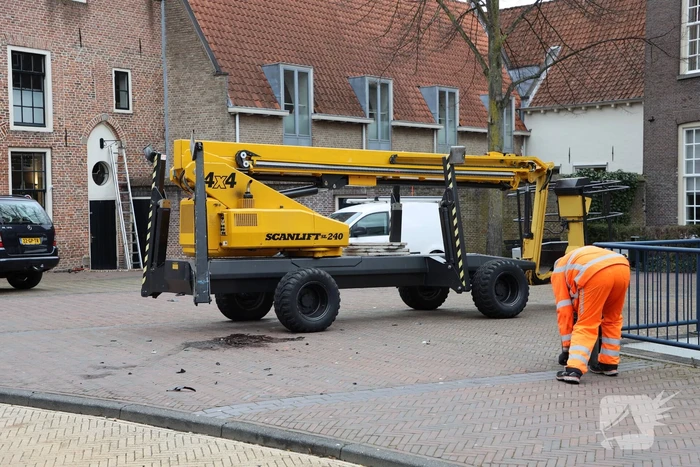 Auto botst op hoogwerker