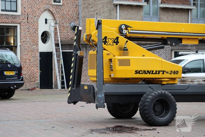 Auto botst op hoogwerker