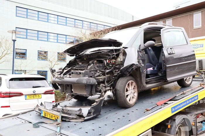 Auto botst op hoogwerker