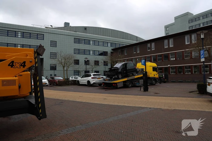 Auto botst op hoogwerker