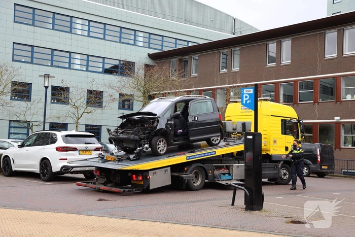 Auto botst op hoogwerker