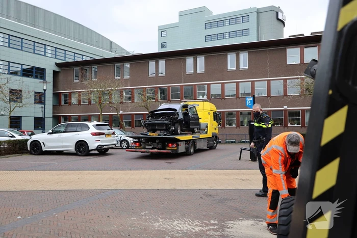 Auto botst op hoogwerker