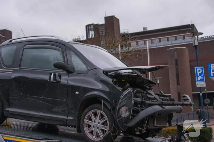 Auto botst op hoogwerker