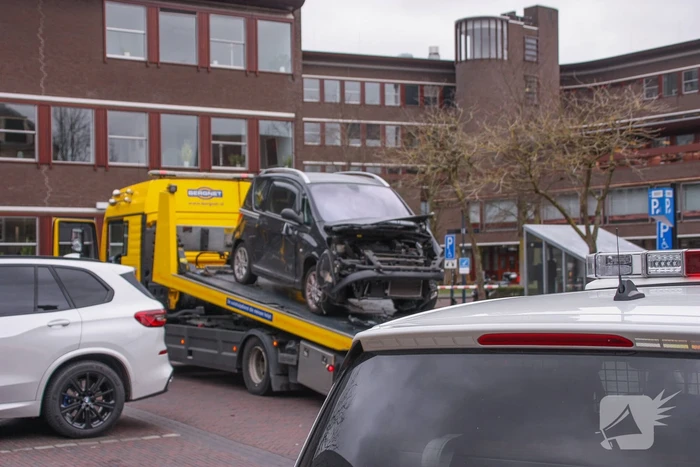 Auto botst op hoogwerker
