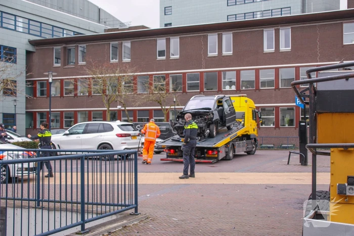 Auto botst op hoogwerker