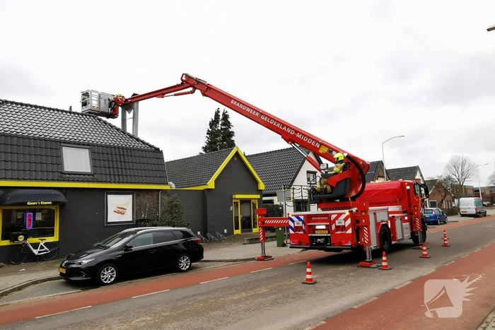 Deel van schoorsteenpijp losgewaaid