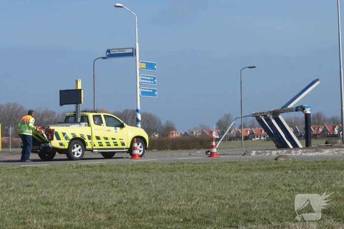 Lantaarnpaal voor rotonde waait om