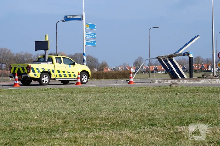 Lantaarnpaal voor rotonde waait om
