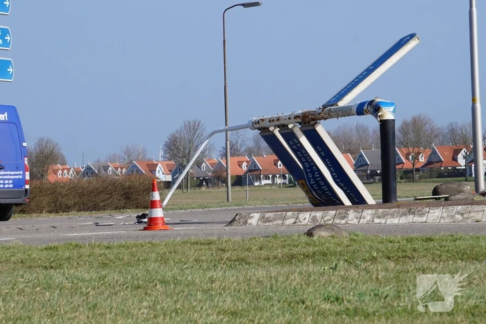 Lantaarnpaal voor rotonde waait om