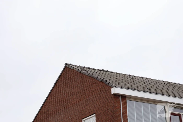 Dakpannen woning losgewaaid