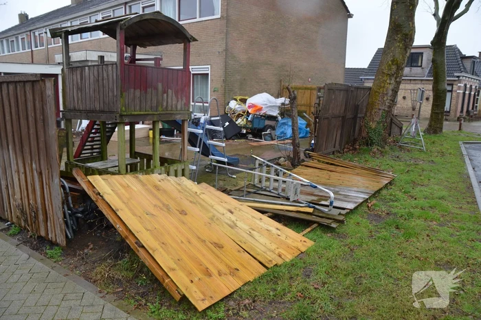 Schutting waait om door storm