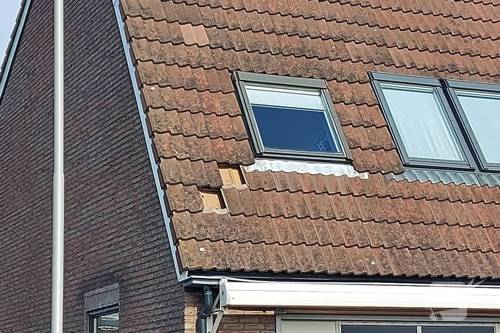 Dakpannen waaien van dak woning af