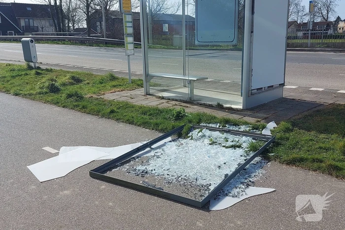 Reclamezuil bushokje waait aan diggelen