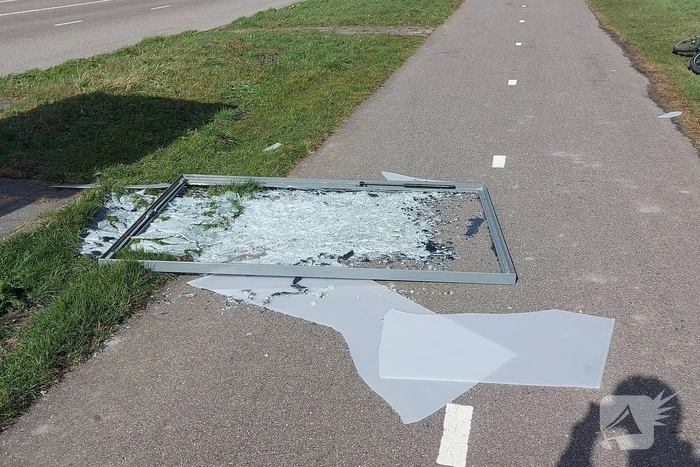 Reclamezuil bushokje waait aan diggelen