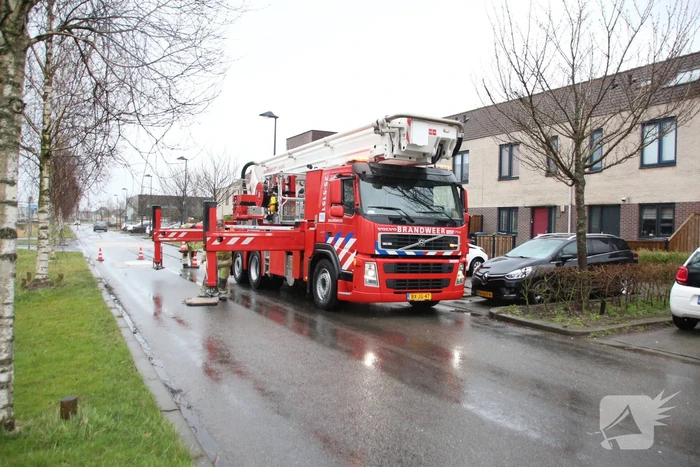 Dakdelen laten los door storm