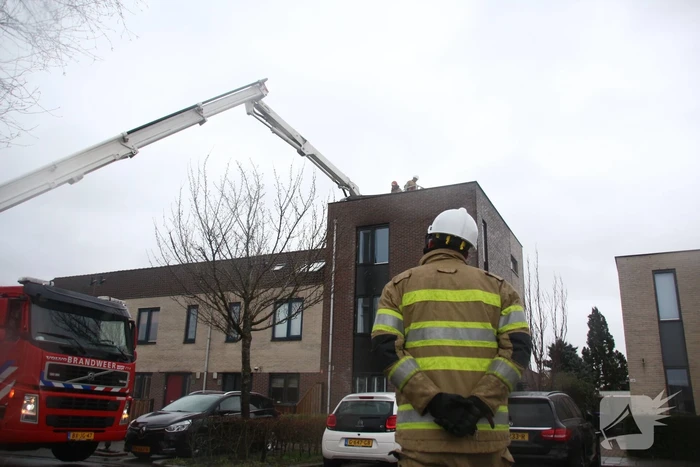 Dakdelen laten los door storm