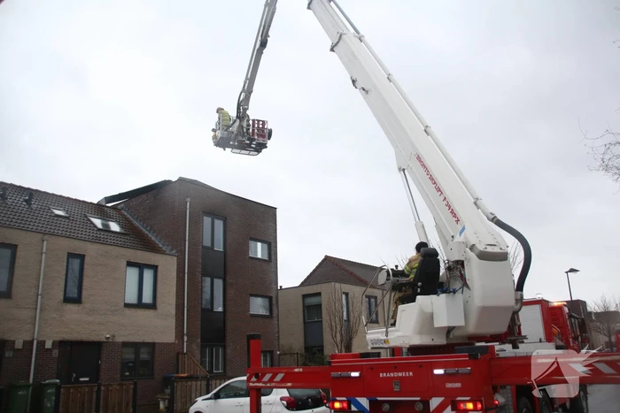 Dakdelen laten los door storm