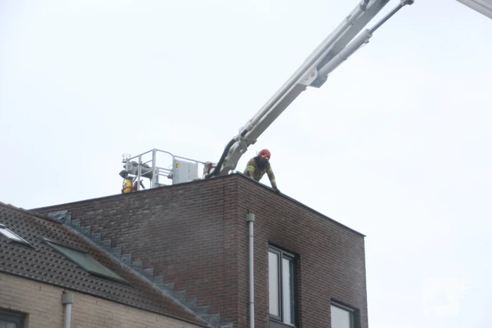 Dakdelen laten los door storm