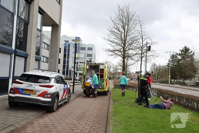 Vrouw gaat onderuit en raakt gewond