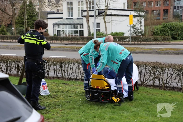 Vrouw gaat onderuit en raakt gewond
