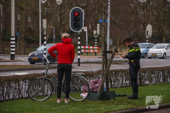 Vrouw gaat onderuit en raakt gewond