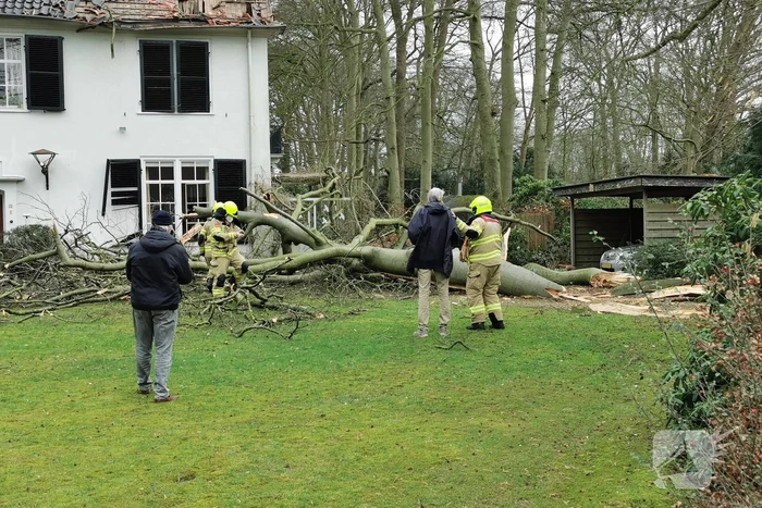 Dak flink beschadigd door de storm