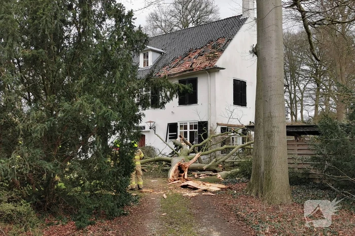 Dak flink beschadigd door de storm