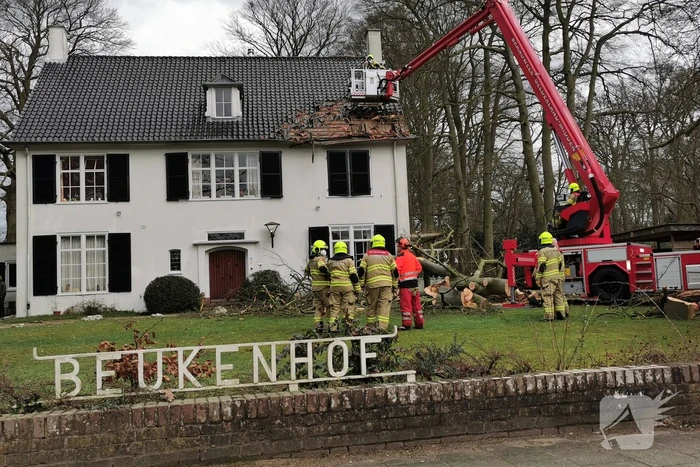 Dak flink beschadigd door de storm
