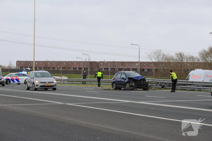 Auto rijdt vol de vangrail ingereden