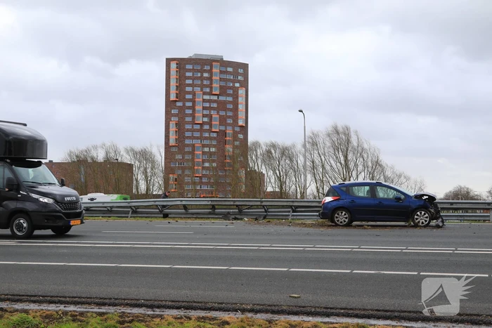 Auto rijdt vol de vangrail ingereden