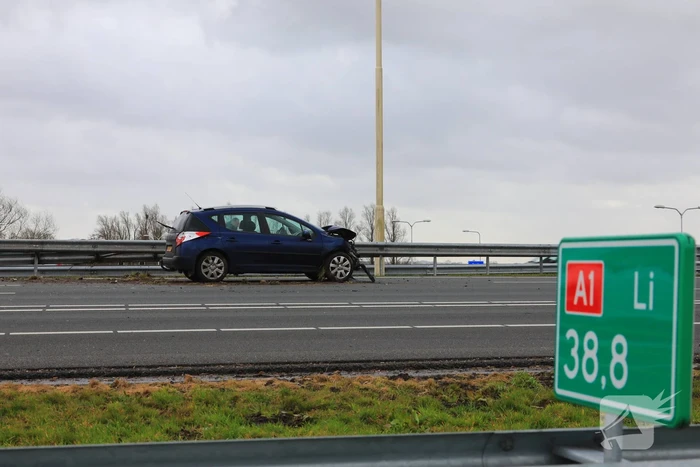 Auto rijdt vol de vangrail ingereden